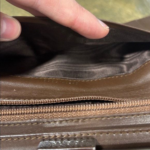 ✨ REHAB OPPORTUNITY!✨ Gucci Beige and Brown Monogram Wallet - Picture 13 of 17